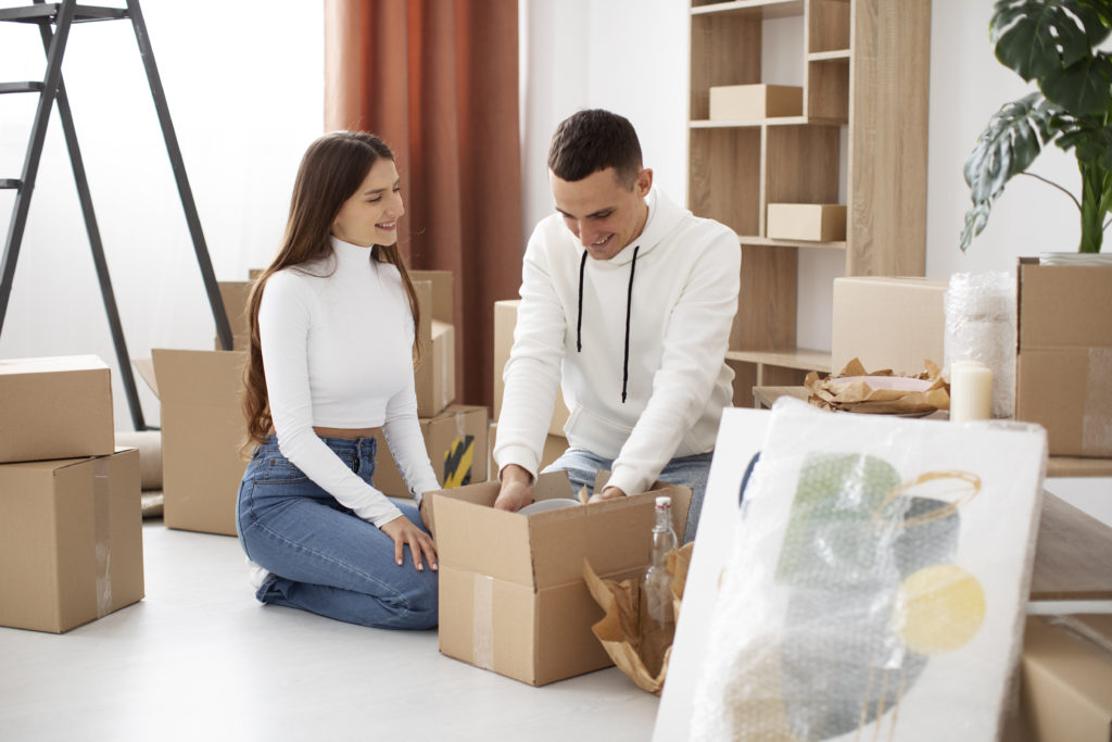 Couple - emménagement - Déménagement - investissement - construction - location